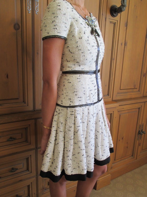 Oscar de la Renta Black and White Fantasy Tweed Jeweled Beaded  Dress In Excellent Condition In Cloverdale, CA
