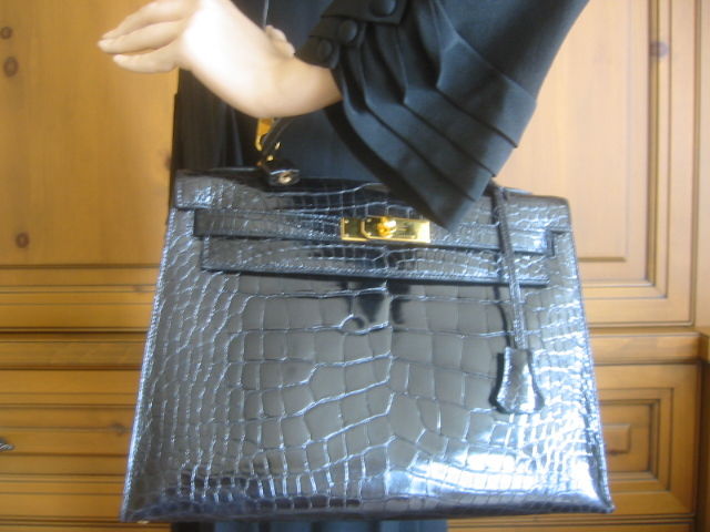 This is the perfect glossy black Alligator Kelly bag from Hermes. <br />
This is a custom ordered bag, with the square stamp next to the Hermes stamp<br />
It was never used, an has been kept in it's original Hermes dust bag, and box.<br />
It