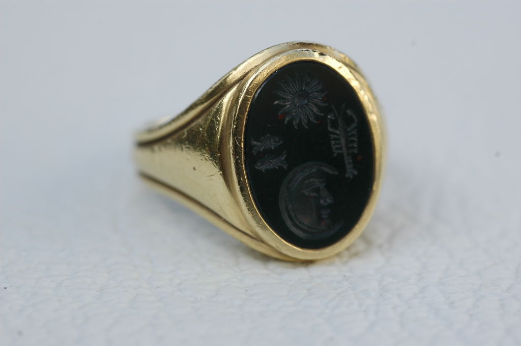 Elegant Intaglio ring from Barry Kieselstein-Cord .<br />
Featuring  symbolic Bloodstone Intaglio with Barry Kieselstein-Cord's Sun / Moon.<br />
Appx sz 7.5<br />
7.72dwt  11.2 gr