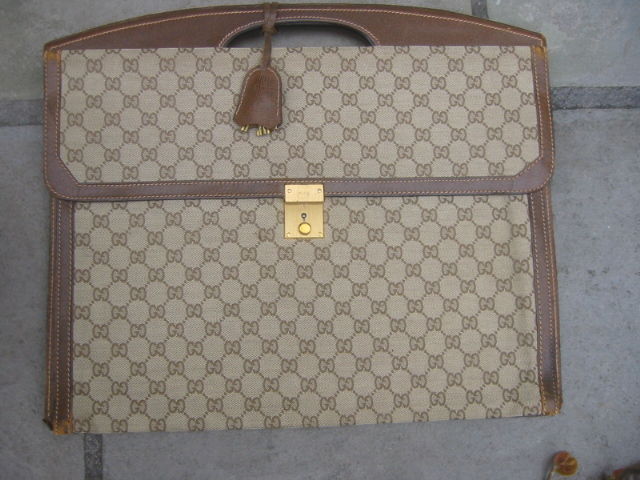 Great 1970's Gucci folio / briefcase with one fold over compartment on the front, and two on the back.<br />
Intact keys and holder.<br />
16