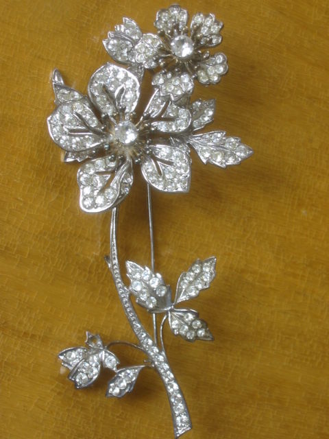 Delightful floral pin in .925 Sterling.<br />
Flowers are en tremblant, they move with motion.<br />
marked.925