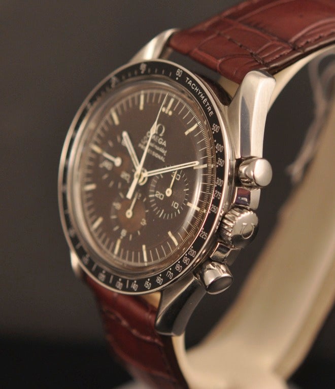 Omega Stainless Steel Speedmaster Chronograph Wristwatch with Chocolate Dial circa 1969 In Good Condition In Paris, FR