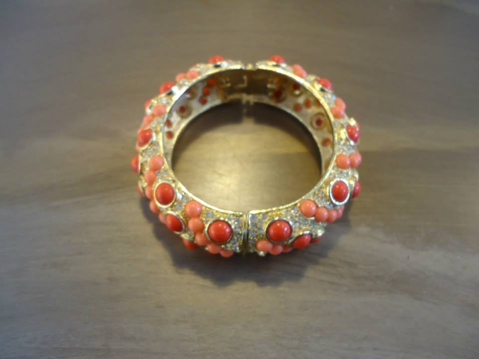 Gorgeous Kenneth Jay Lane Bracelet

Rhinestones and faux coral embellishments on a golden metal structure.
Diameter 8 cm (3,1 inches)

Comes from the 80's
Made in USA

Perfect conditions

Fast international shipping included in the price.