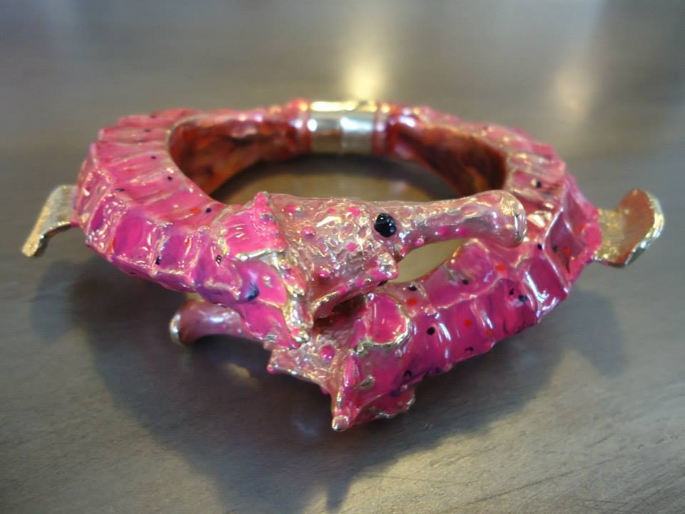 Fantastic Creart II seahorse bracelet.

Pink colored enamelled brass.

Made in Italy by Creart Luxury Bijoux

Diameter 8 cm (3,1 inches)

Perfect conditions

Fast international shipping included in the price.