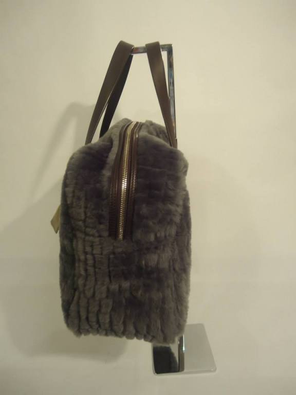 Wonderful Brunello Cucinelli sheepskin handbag.
Grey colour.
Refined and elegant handmade bag by the king of cachemere Brunello Cucinelli, made in Italy.
The sheepskin is of lambs with a particularly thick wool.
It is finely worked giving to the
