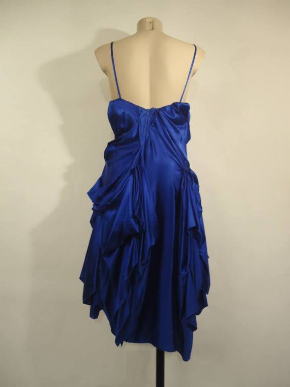 Fantastic evening, cocktail and ceremony dress made by the italian tailor Giuseppe Papini.

Electric blue colour.
Realized with a skilful creation of folds and flounces.

100% silk

Size 44 (it)

Fast international shipping included in the price