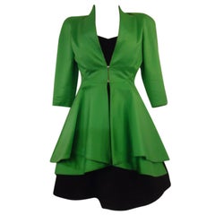 Conjunto de abrigo verde y vestido negro de Claude Montana Paris, años 80