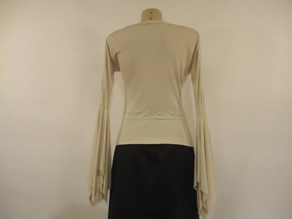 Stunning Yves Saint Laurent Rive Gauche sweater.

The peculiarity of this sweater is the original batwing sleeves.

Natural color, écru
100% viscose

Size L (Italian)
Made in Italy.

Perfect conditions.

Fast international shipping