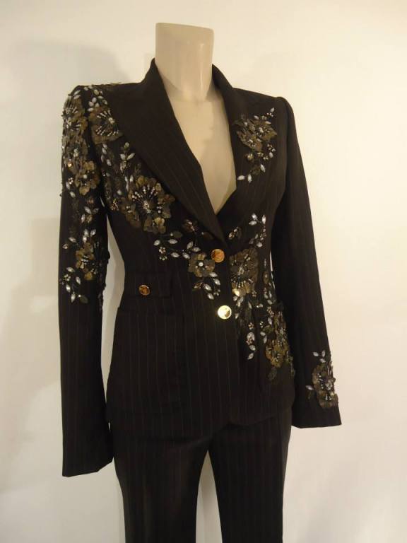 Magnificent Dolce & Gabbana jacket and pant suit.

This is a real masterpiece made by the two sicilian designers.

The suit is made with a pinstripe textile.
The peculiarity of this suit is the fantastic work of embroidery of flowers and leaves