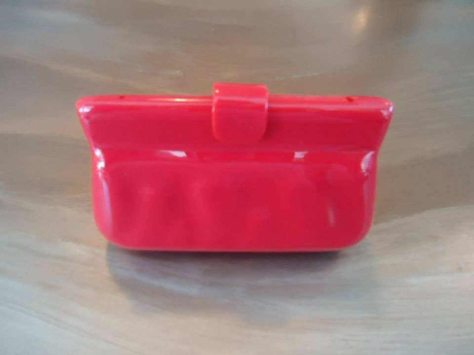 Rare Avant de Dormir Italia bakelite clutch.

Rare model of 1960's Pop Art vintage, Made in Italy.

Red colour.

It can be used as a clutch or even as a shoulder bag with a shoulder strap.

It is in wonderful conditions inside and outside.