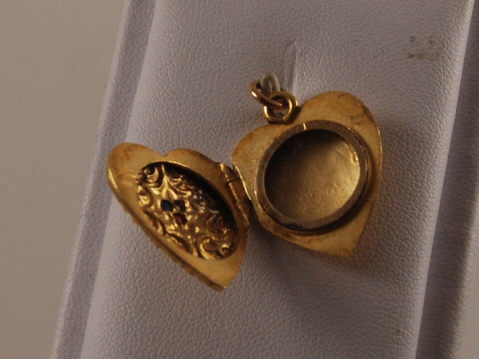 Victorian  Gold Repousse Heart Locket In Excellent Condition In New York , NY