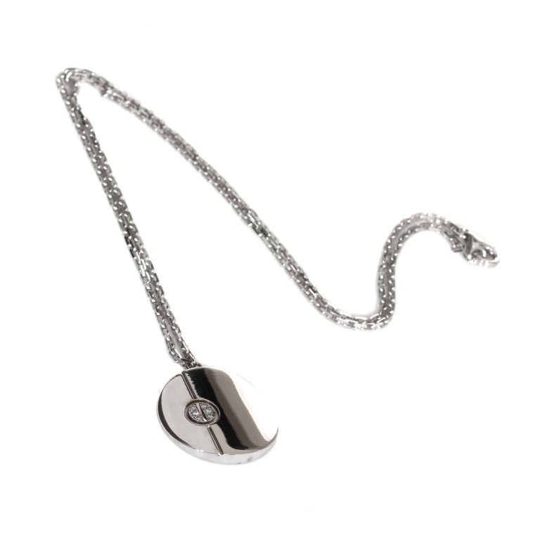 Ein fabelhaftes, authentisches Cartier-Collier aus der kultigen Love Collection, besetzt mit 6 der feinsten runden Cartier-Diamanten im Brillantschliff in 18 Karat Weißgold.

Halskette Länge: 16″
Abmessungen: 0,78″ Zoll im