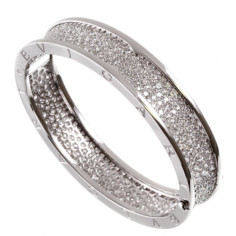 Dieser atemberaubende Bulgari B.Zero1 Diamantarmreif ist mit 10 Karat runden Diamanten im Brillantschliff geschmückt. Dies ist die Signaturlinie von Bulgari:: und dieses Armband ist nur auf besondere Bestellung erhältlich. Die aktuelle Einzelhandel