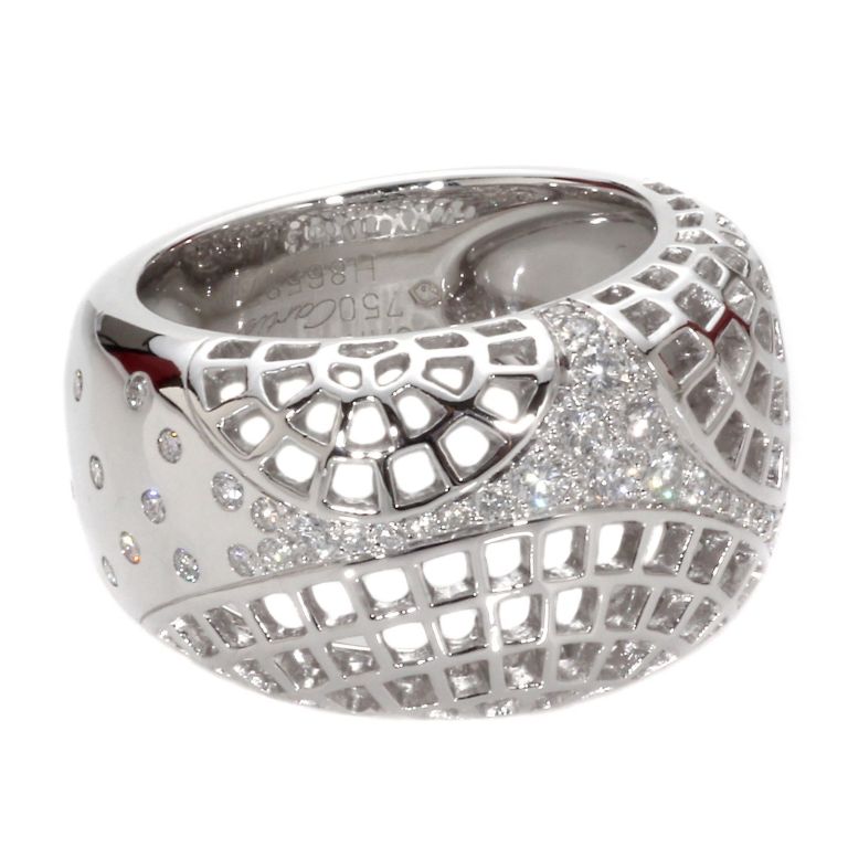 Cartier Dome Style Diamond Ring aus 18k Weißgold gefertigt verfügt über Runde Brillantschliff VS1:: E Farbe Diamanten schmücken die Front und Seiten. Der Ring hat eine Breite von 13::5 mm und verjüngt sich nach unten auf 9 mm bei einem Gesamtgewicht