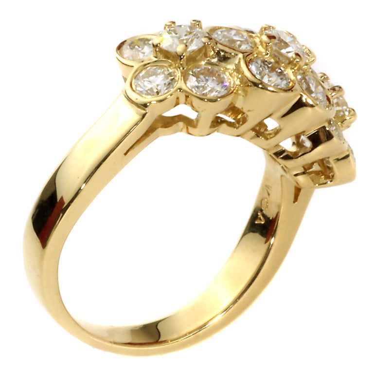 Ein zeitloser, authentischer Van Cleef & Arpels Fleurette Ring, besetzt mit 16 der feinsten Van Cleef & Arpels Diamanten mit rundem Brillantschliff in 18k Gelbgold.

Größe: US 4 1/4 / 49 EU (Größenverstellbar)
Abmessungen: 0.39″ Zoll