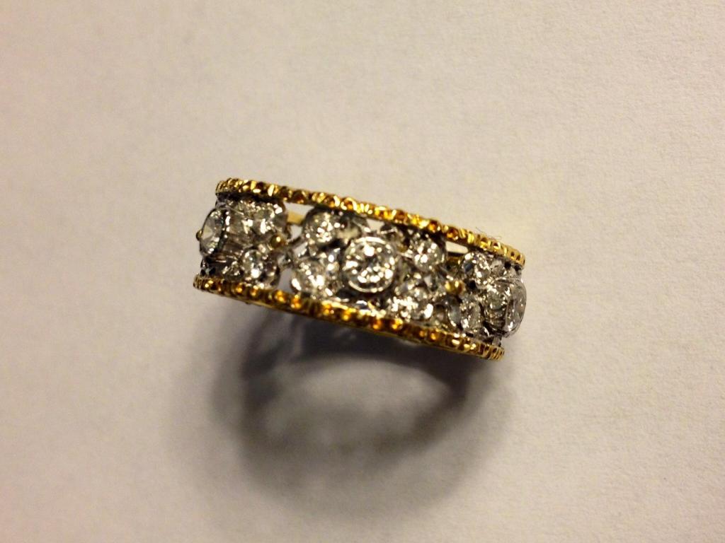 Elegant diamond and 18K yellow and white gold band ring.
Set with round brilliant cut diamonds for circa 1 carat.
Signed : M. Buccellati 
Buccellati size : 16
American size : 7,5