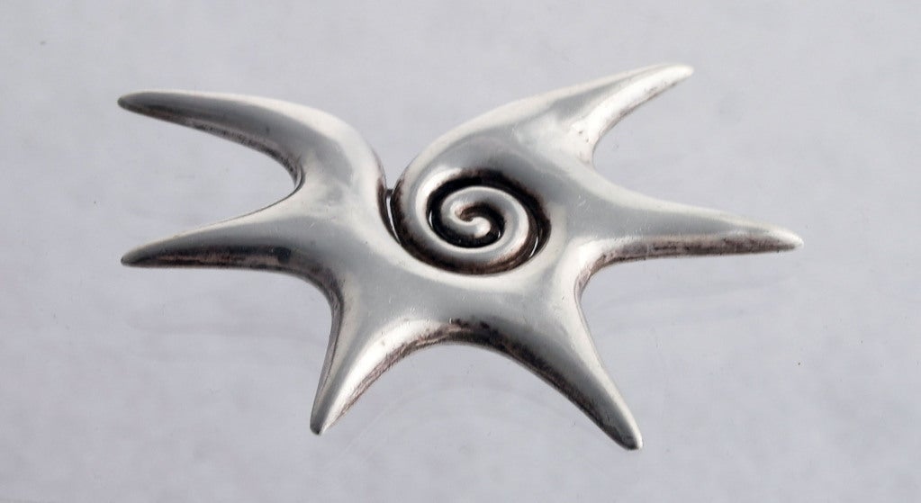 Being offered is a fine handwrought circa 1955 brooch - pin by William Spratling, of Taxco, Mexico, of starfish motif, of unusual angular form with six (6) undulating 'legs'. Diameter 2 3/4 inches. Weight shy of 1 oz., a hefty weight for this sized