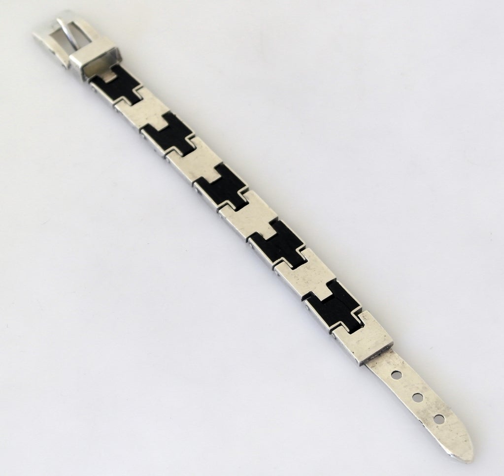 Being offered is a circa 1980 sterling silver bracelet by Sucesores de William Spratling of Taxco, Mexico; belt design with sterling silver & rosewood links; adjustable size.