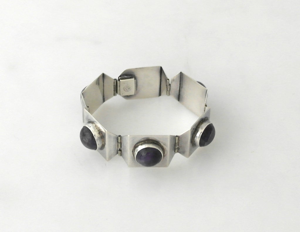 Angeboten wird ein Armband aus Sterlingsilber und Amethyst von Taller Far Fan aus Taxco, Mexiko, in einem modernistischen Design mit quadratisch geformten Silbergliedern mit abgeschrägten Kanten, jedes Glied mit einem großen, lebendigen, tief