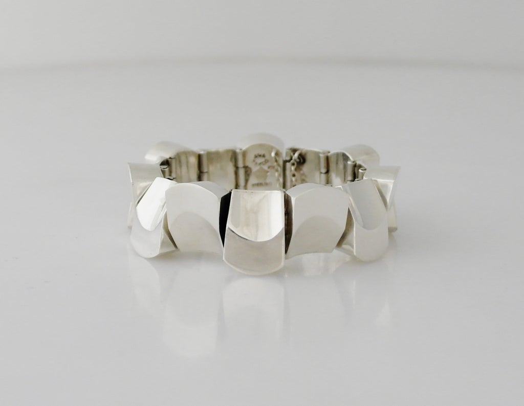 Being offered is a circa 1960s bracelet by Antonio Pineda of Taxco, Mexico. Heavy gauge piece in the thumbnail design with each link placed in opposite directions; tongue & box closure with chain. Dimensions:  8 3/4