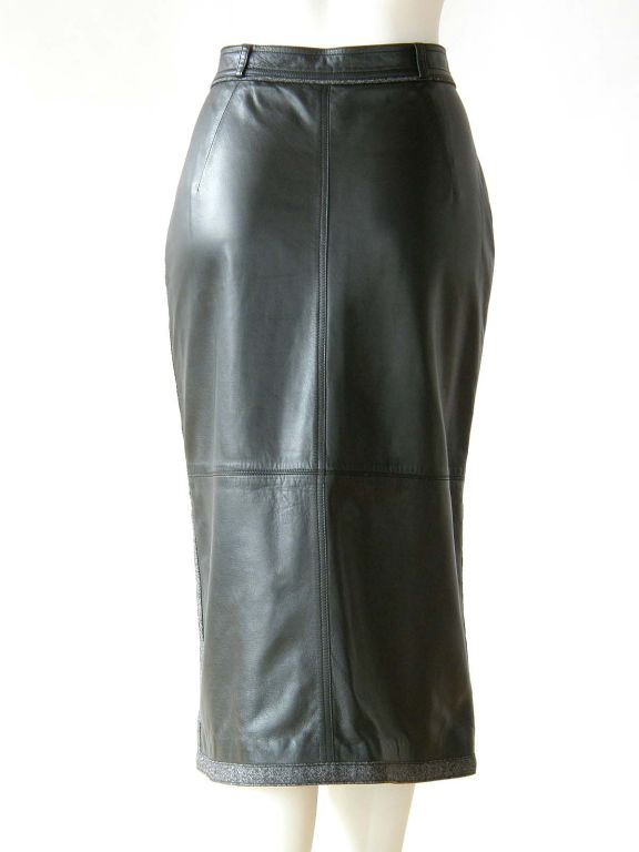 This chic, Gucci pencil skirt is made of buttery soft black leather and trimmed with a salt and pepper wool twill fabric. It zips up and has 2 patch pockets. The skirt is fully lined with a fabric that has the 