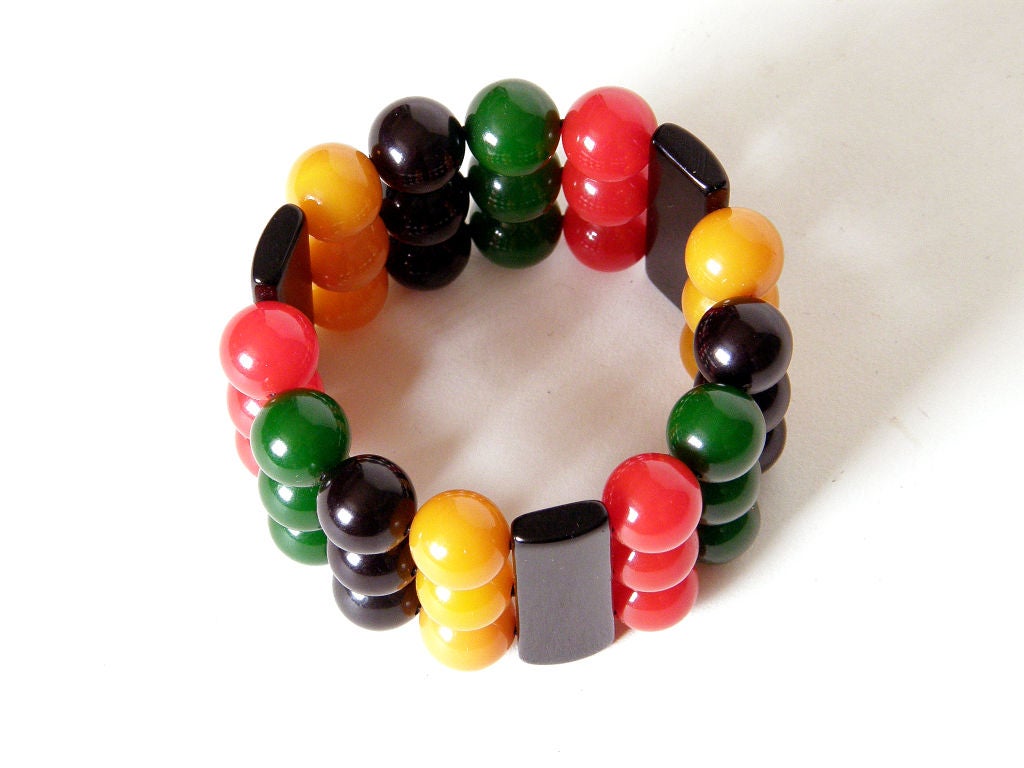 Multi-strand Bakelite Beads Bracelet In Excellent Condition In Chicago, IL