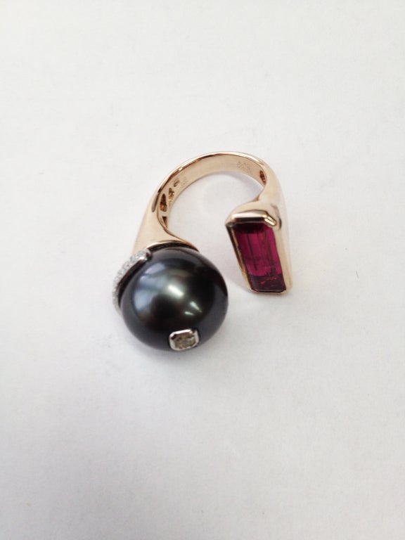 Black South Sea Pearl Ruby Diamond  Gold Ring In Excellent Condition In Montreal, QC