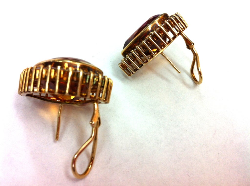 Tout simplement magnifique ! Boucles d'oreilles en forme de goutte d'eau, composées de citrine mandarine et de diamants, faites à la main en or jaune 14 carats. Monture de type galerie ; système de poteau et d'agrafe. Chaque citrine mesure environ