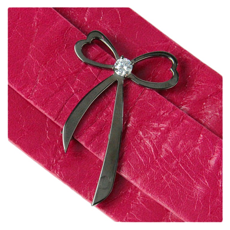 Bracelet manchette en cuir noir et rhodium avec notes en forme de cœur S/S
