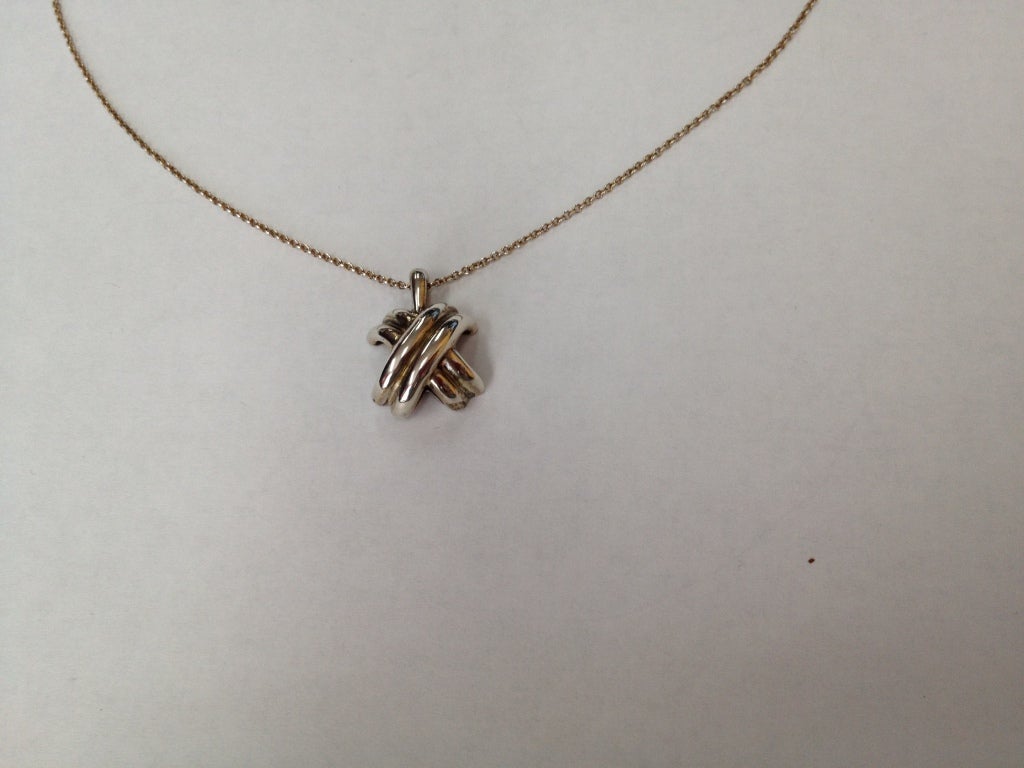Autentico Tiffany & Co. in argento sterling. Ciondolo Criss-Cross 