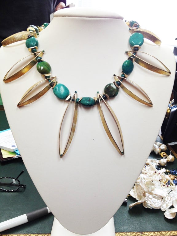 Collana Art Moderne, composta da perline ovali di turchese naturale intervallate da perline d'argento ossidato a forma libera e a forma di marquise con piccole perline di turchese; chiusura quadrata in acciaio inossidabile. Le perle S/S a forma di
