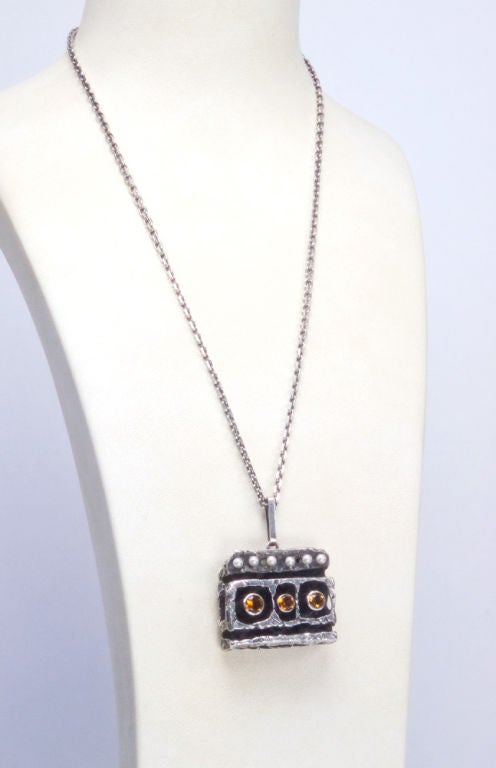 Tout simplement fabuleux ! Vintage Mid Century Modern Iconic Designer Signed Walter Schluep Pendentif Runway en argent sterling oxydé de forme rectangulaire, serti de six perles et de trois citrines taillées à facettes. Le dos est entouré d'or 18