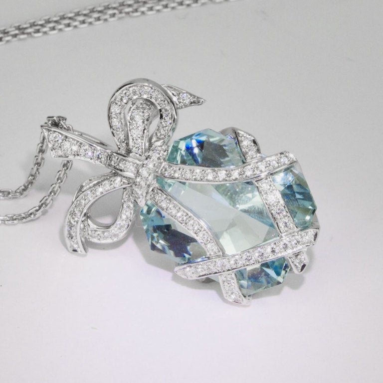 Hervorragende 34::05 Karat Aquamarin Diamant Gold Bogen Anhänger Erbstück Halskette