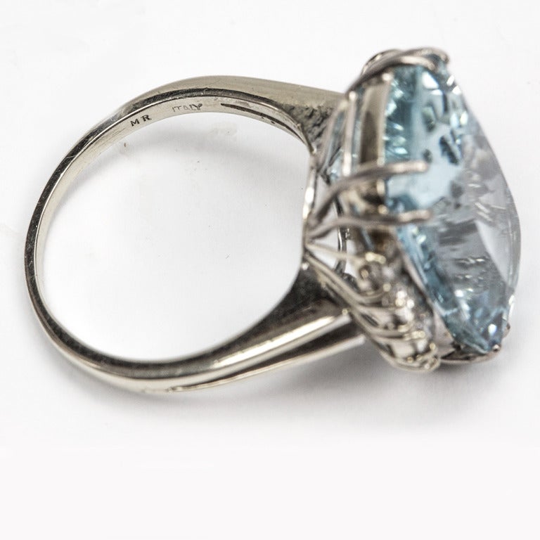 18.02 Carat Aquamarine coussin et diamant Bague en or Estate Jewelry Excellent état - En vente à Montreal, QC