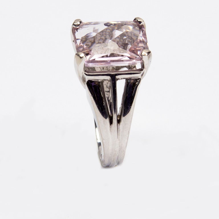 Bellissimo anello classico, con al centro una Kunzite blu-viola tagliata a sfaccettatura quadrata di 11 carati e montata a mano in oro bianco 18 carati.  Misura dell'anello: 7. Esci con stile e grazia!


