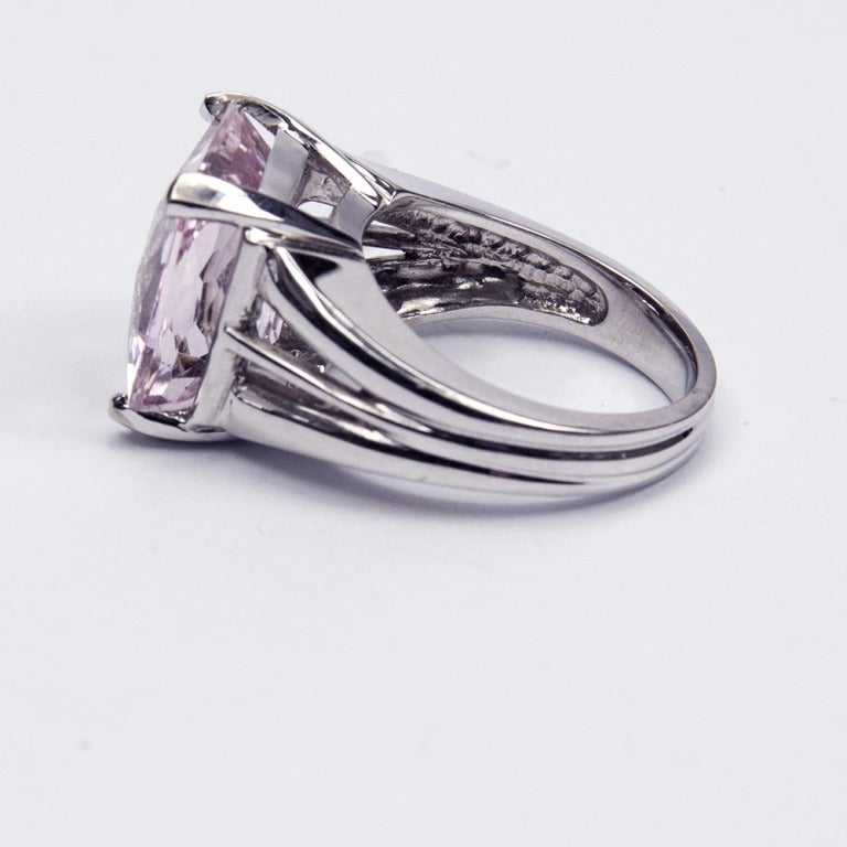 Taille carrée Bague solitaire en or et kunzite de 11 carats, ancienne bijouterie d'art en vente