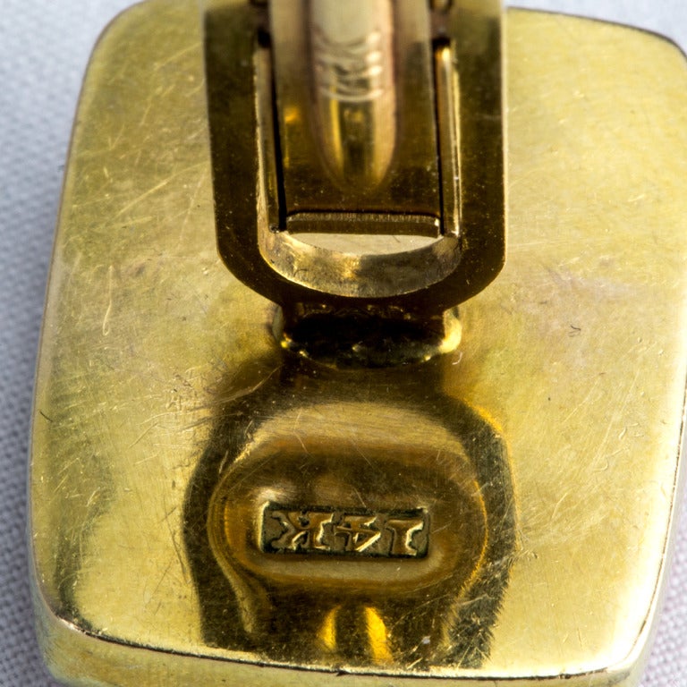 Ein Paar einzigartige 1960er Jahre Hand geschnitzt Coral Manschettenknöpfe in 14k Gelbgold montiert. Ein toller Look, um sich mit Eleganz und Stil zu kleiden!