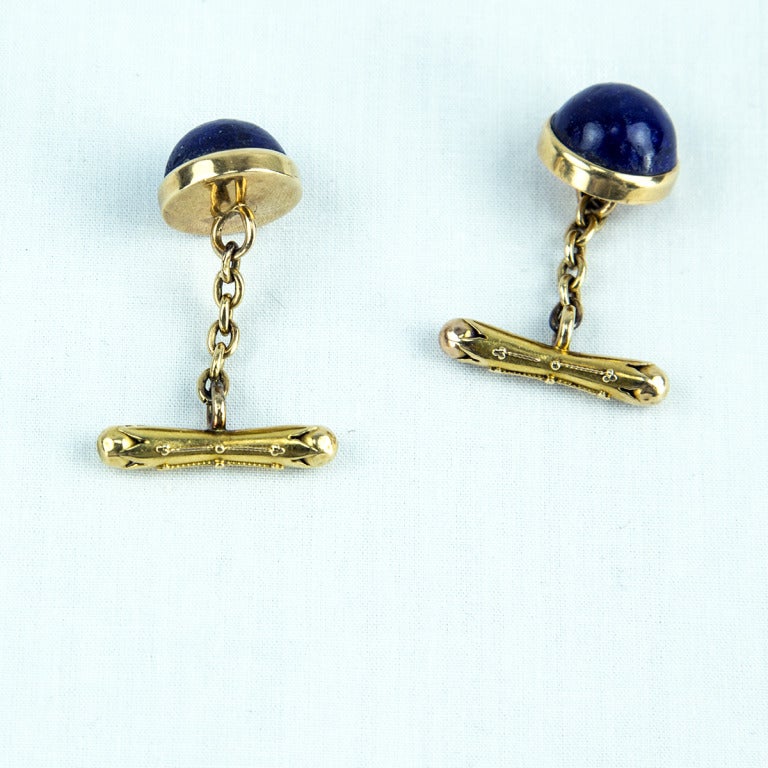 Paire classique de boutons de manchette en Lapis Lazuli Cabochon, magnifiquement réalisés à la main en 14K  Or jaune. Les boutons de manchette sont en excellent état et ont été récemment nettoyés et polis par des professionnels. Sortez dans un style