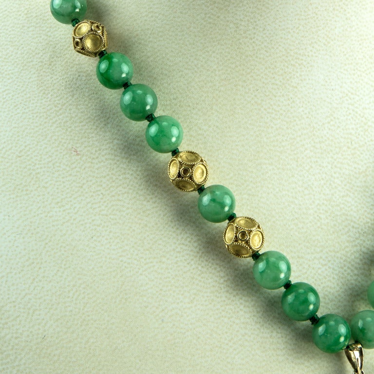 Outstanding Jade Gold Pendant Necklace Estate Fine Jewelry In Excellent Condition For Sale In Montreal, QC