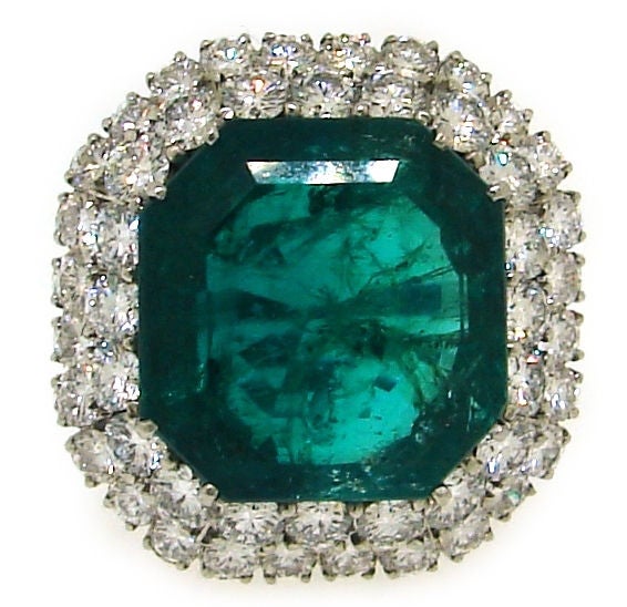 Klassischer und zeitloser Ring:: kreiert von Bulgari in den 1970er Jahren.<br />
 16::15 Karat achteckiger Smaragd:: eingefasst in zwei Reihen runder Diamanten:: gefasst in Platin.<br />
Der Smaragd hat ein Zertifikat der CISGEM:: Mailand