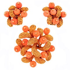 VAN CLEEF & ARPELS Coral Beads & Yellow Gold Pin & Earrings