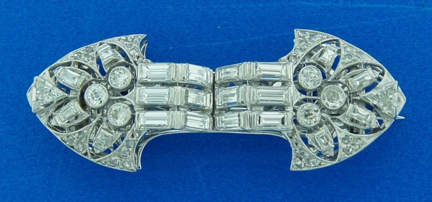 Elegance and Glamour, Functionality and Modernity are the features of Art Deco period jewelry. This chic brooch / double clip created in the 1910-30's is a perfect example of it. Chic, wearable and sparkly, it is a great addition to your jewelry