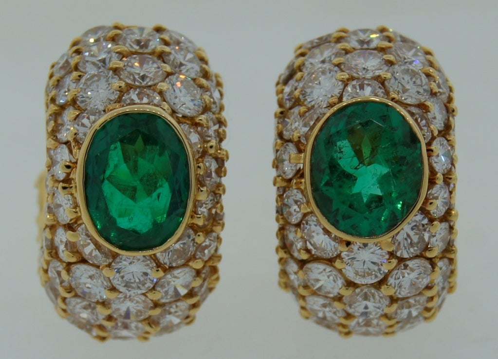 BULGARI Emerald Diamond Yellow Gold Hoop Earrings In Excellent Condition In Beverly Hills, CA