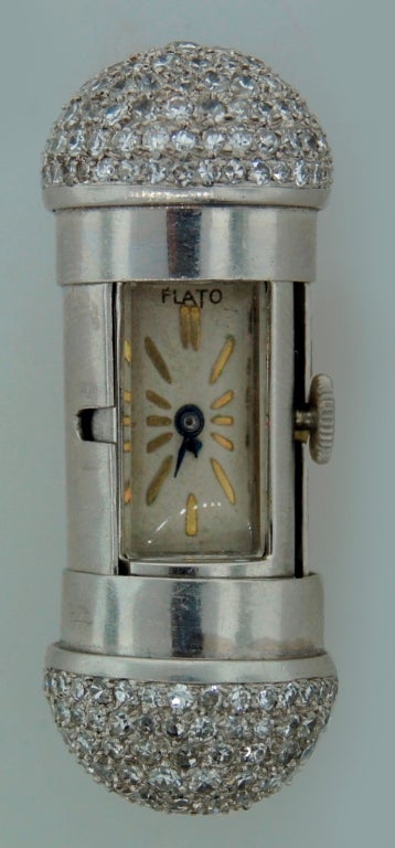 Cette horloge inhabituelle a été créée par Paul Flato à New York dans les années 1930. 

Paul Flato était célèbre pour ses dessins fantaisistes et imaginatifs. Dans les années 1930, il comptait parmi ses clients des mondains et des stars du cinéma