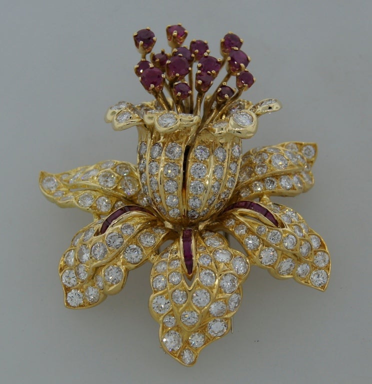 RENE BOIVIN  Broche tremblante en or jaune, diamants, rubis et diamants en vente 4