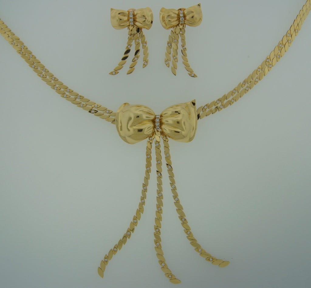 French chic and feminine set consisting of a necklace and a pair of earrings created by M. Gérard in Paris in the 1970s. 
Louis Gérard, formerly of Van Cleef & Arpels, founded the firm of M. Gérard in 1968 at 8 Avenue Montaigne in Paris. Within
