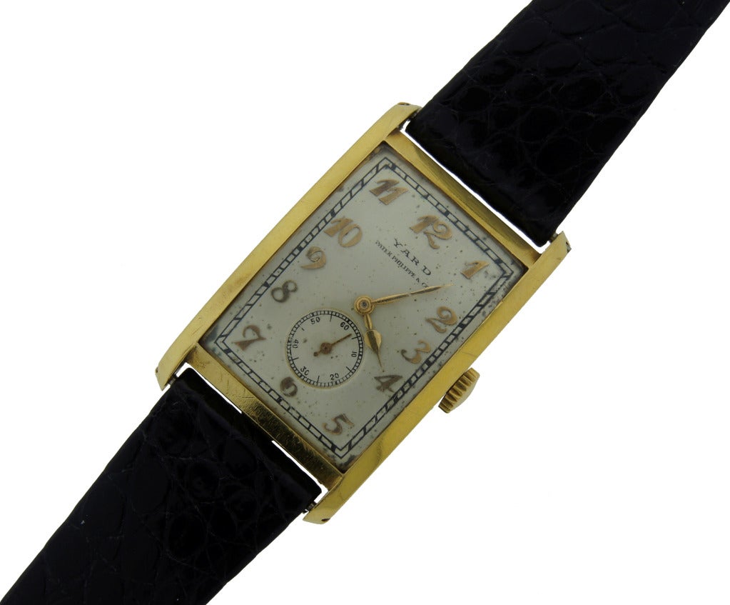 Armbanduhr von Patek Philippe aus den 1930er Jahren, vertrieben von Yard.
Rechteckiges Gehäuse, arabische Ziffern, Handaufzugswerk, 18 Steine, nummeriert 825612.
Gehäuse 26 mm (ohne Krone), nummeriert 616898.
Subsidiarischer Sekundenzeiger.
Sehr