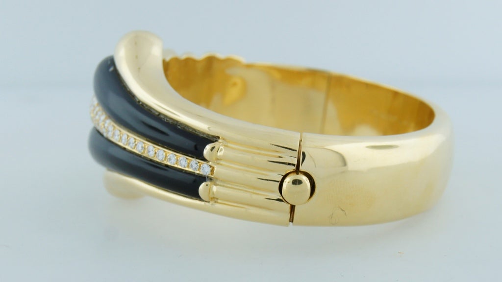 Van Cleef & Arpels Black Onyx Diamond Yellow Gold Bangle Bracelet 1970s  In Excellent Condition In Beverly Hills, CA