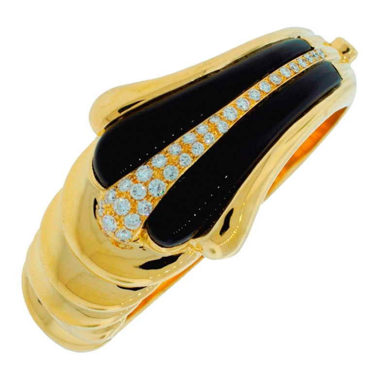 Van Cleef & Arpels Black Onyx Diamond Yellow Gold Bangle Bracelet 1970s 