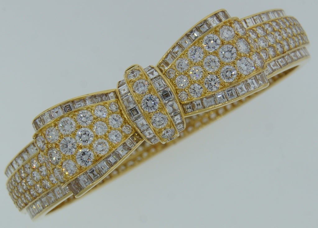 Exquisites und feminines Armband, kreiert von Van Cleef & Arpels in Paris in den 1970er Jahren. Er ist aus Gelbgold in Form einer eleganten Schleife gefertigt und über und über mit runden Brillanten besetzt. Gesamtgewicht der Diamanten ca. 10 Karat